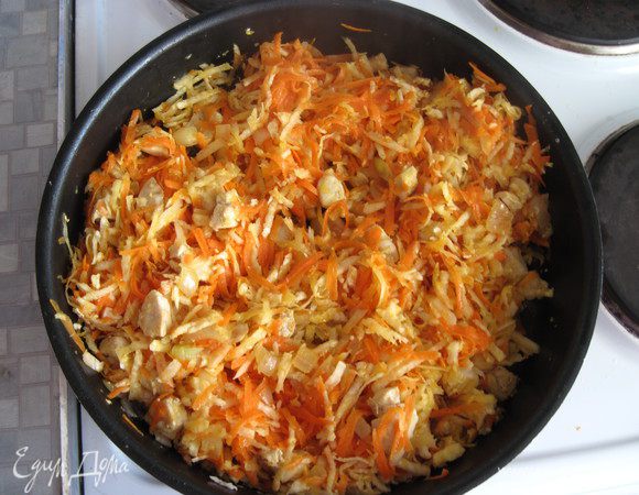 Мясо мелко нарезать. Лук нашинковать тонкими колечками. Редьку и морковь очистить и нашинковать соломкой средней толщины. Можно натереть на крупной терке, а лук порезать кубиками. Мясо хорошо прожарить на открытом огне в сковороде с раскаленным маслом, затем добавить на сковороду лук, морковь и редьку.В конце жарки добавить чеснок пропущенный через пресс.