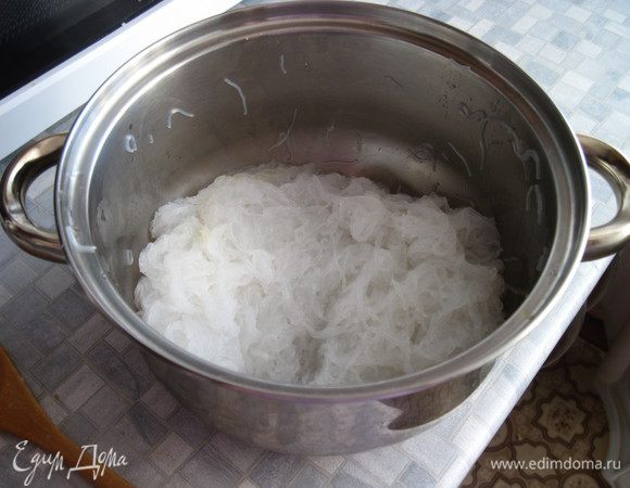 В кипящую воду всыпать крахмальную лапшу и варить, помешивая, 3 минуты, (лапша должна стать полупрозрачной). Затем откинуть лапшу на дуршлаг и промыть холодной водой. Можно порезать ножницами для кухни, чтоб не была такой длинной.