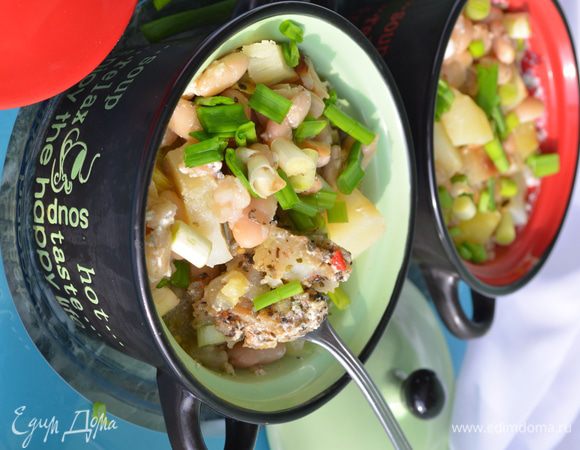 Приготовление: На дно горшочка налить оливковое масло и положить нарезанный кольцами лук( ½ часть). Рыбу разрезать на крупные куски и обвалять в половине всех специй. Разложить по горшочкам. Картофель мелко порезать. Перемешать картофель, фасоль и оставшийся лук и специи, влить сливки, размешать и положить по горшочкам. Влить по 2 ст.л. вина и накрыть крышкой. Выпекать при температуре 200 градусов30 – 40 минут до готовности картофеля и рыбы. МИР ВАМ!