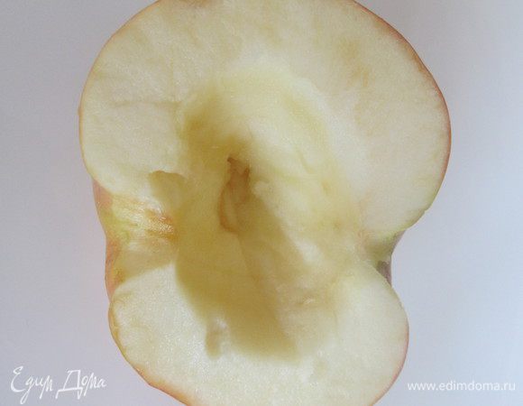 Яблоки разрезать пополам и удалить семечки. Сделать в середине небольшое углубление.