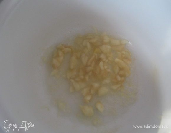 Мякоть порезать, смешать с сахаром. Сложить в кастрюлю и тушить несколько минут на слабом огне.