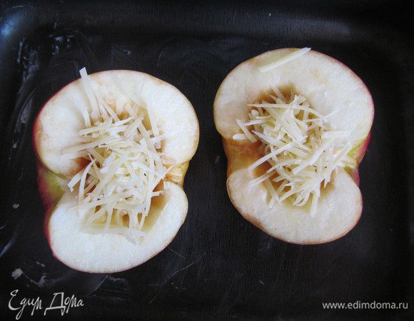 Разложить массу в углубление каждой половинки яблока и запекать в духовке 20 минут.