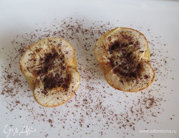 Сверху посыпать шоколадом. Подавать теплыми.