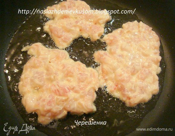 Теперь нагреваем сковороду с маслом и обжариваем оладушки на среднем огне до золотистого цвета, минут по 5 с каждой стороны… 