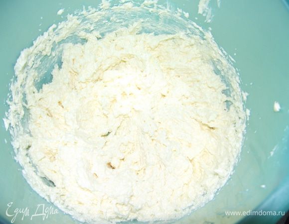 Смешать размягченное масло, яйцо (оставить немного яйца для смазки), соль, сахар, ванильный сахар, разрыхлитель. Взбивать пару минут, желательно, чтобы сахар растворился.