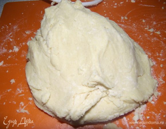 Всыпать муку, замесить тесто. Возможно, оно немного будет липнуть, но не стоит добавлять много муки. Тесто поставить минут на 30 в холодильник. Оно остынет, поэтому с ним легче будет работать.