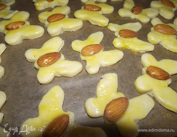 Затем тесто раскатать на столе, обильно посыпанном мукой. Раскатать толщиной около 6-7 мм.