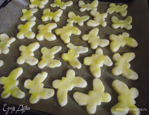 Выпекать в разогретой духовке при температуре 200 градусов около 10-12 минут. Не передержите!!! Печенье не должно сильно зарумяниться.