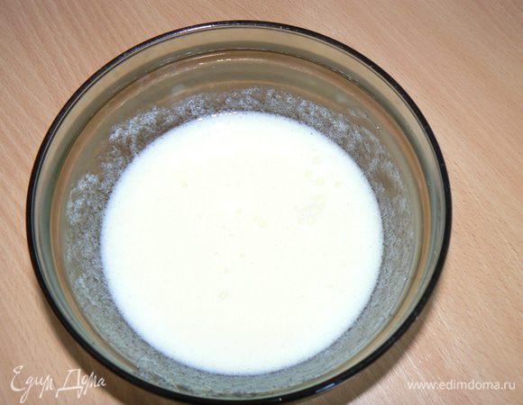 Перемешать яйцо, сметану, соду и сахар