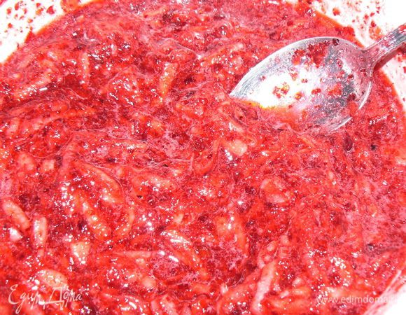 Яблоки нарезать небольшими кусочками.
Бруснику измельчить в блендере. Смешать с сахаром и яблоками. Довести до кипения
