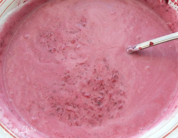 Когда ягодная масса начнет застывать - ввести взбитые сливки.

