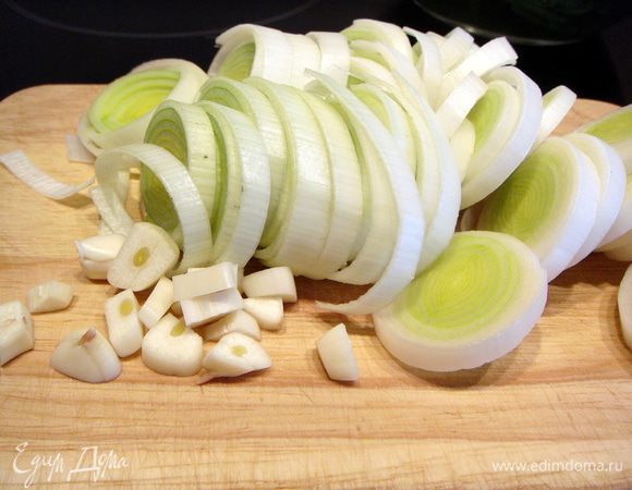 Измельчить лук и чеснок. Обжарить на сливочном масле до прозрачности.