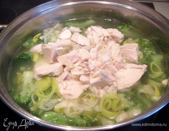 Брокколи измельчить и выложить в кастрюлю. Добавить бульон, посолить и довести до кипения. Добавить пассированный лук и чеснок. Порезать вареную курочку и добавить в суп. Поварить до готовности брокколи (минут 8-10)