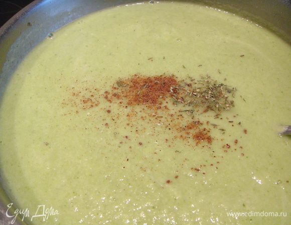 Измельчить при помощи блендера. Добавить молотый мускатный орех и тимьян. Прогреть.