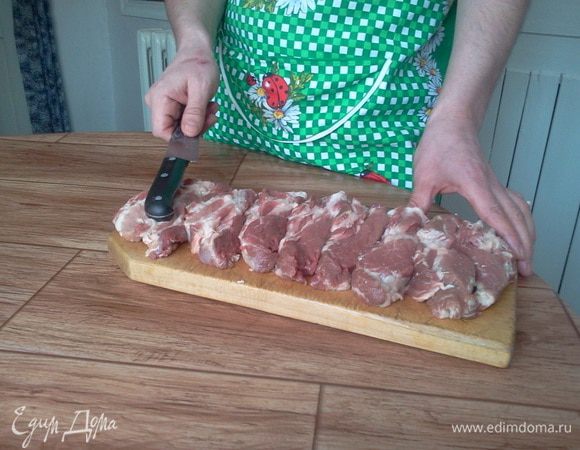 Нарезаем мясо, поперёк волокон, на порционные куски толщиной 2см., немного отбиваем, кладем в миску и заливаем домашней сывороткой. Оставляем на 30 минут.