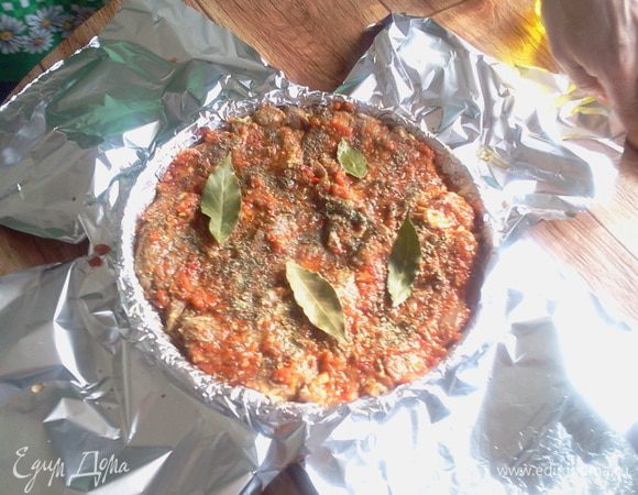 Сверху смазывам мясо аджикой, засыпаем майораном, кладем несколько лавровых листиков, заворачиваем в фольгу и даём постоять 10 минут.