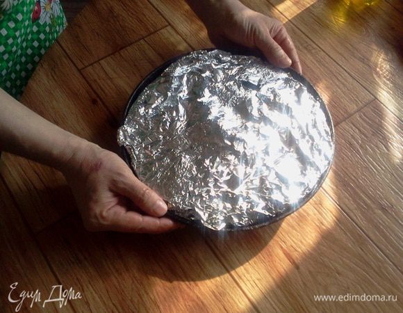 Ставим ошеек в хорошо нагретую духовку, на большой огонь на 10 минут, затем прикручиваем газ и запекаем примерно 30 минут. Теперь достаём мясо, открываем фольгу, засыпаем зеленью петрушки и выдерживаем в духовке ещё минут 10.