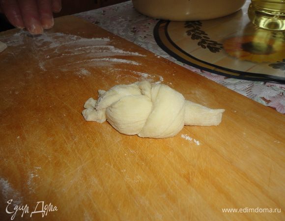 Раскатать кусочек теста, завязать узлом.