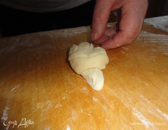 Сделать головку птички, с другой стороны ножом разрезать хвостик.