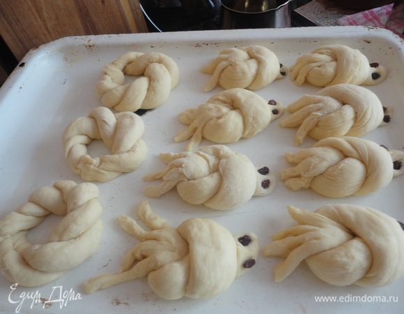 Выложить на противень, из изюма сделать " глазки". 