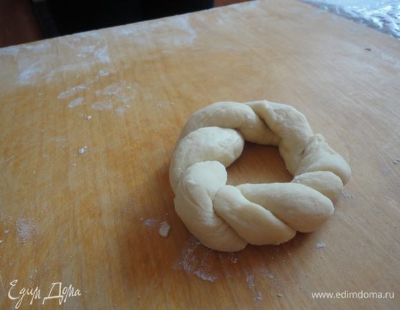 Из оставшегося тесто сделать гнезда, сплести две полоски теста в косичку и соединить.