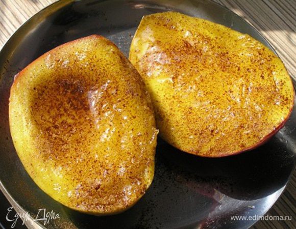 Затем переложить манго в жаропрочную форму, посыпать корицей, полить оставшимся медом и запекать при 200*С 20 минут.