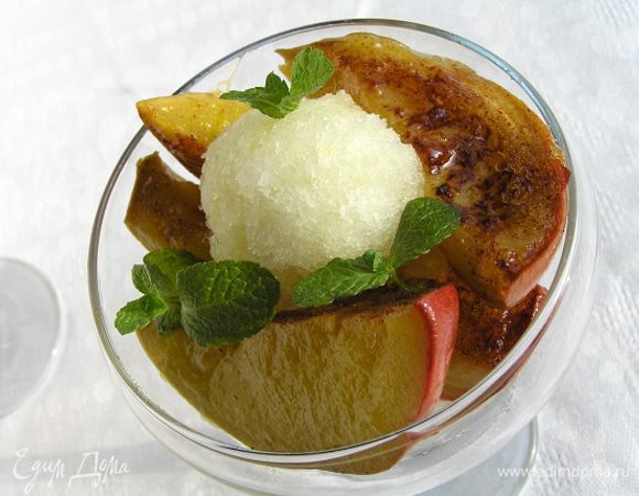 Достать манго из духовки, дать чуть остыть, крупно нарезать. Разложить ломтики по тарелкам или креманкам, присыпать листиками мяты, подавать с шариком мороженого или сорбета.