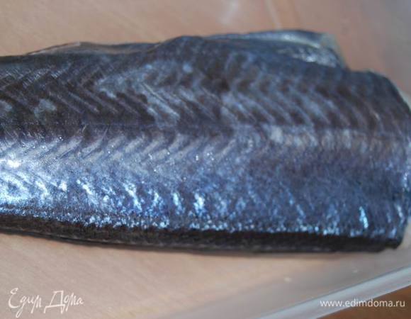 Приготовим рыбу,разделаем ее на филе.