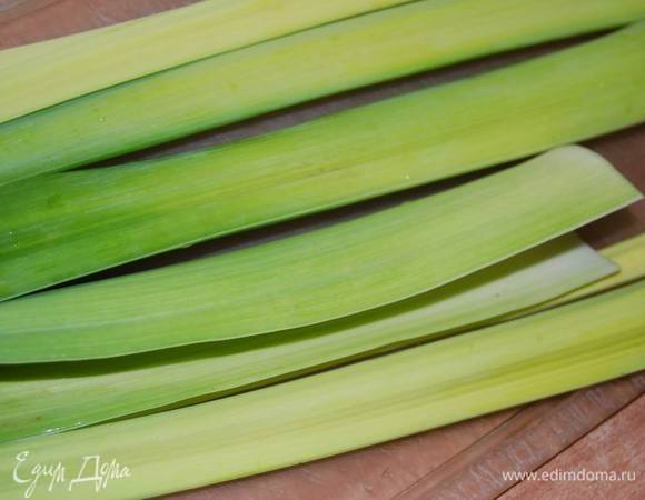 Отрежем от стебля порея зеленую часть.
