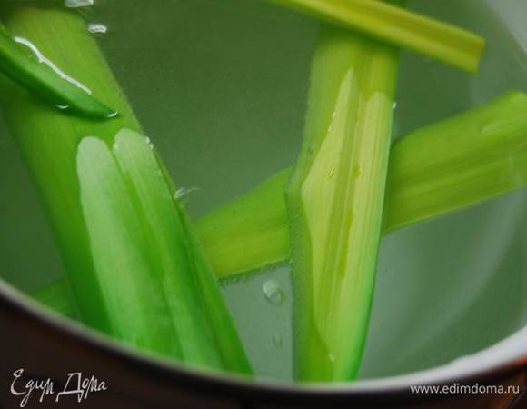 Опустим листья в кипящую подсоленную  воду на 2-3 минуты.