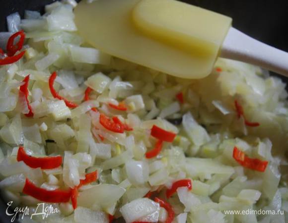 Приготовим овощную заправку для рыбы. Для этого поджарим в течение 3-5 минут на смеси растительного и сливочного масел мелко нарезанный лук,чеснок и очищенный от семян перец чили.