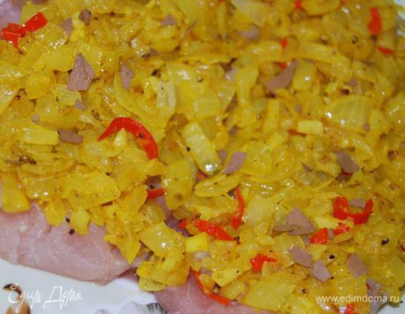 Выложим овощную заправку на рыбу,сверху присыпем мелко раскрошенным лавровым листом. Накроем пищевой пленкой и отправим мариноваться в холодильник минимум на 1 час ( я оставляла на ночь).