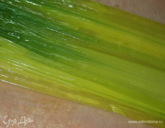 Листья лука выложим на разделочную доску с небольшим нахлестом.