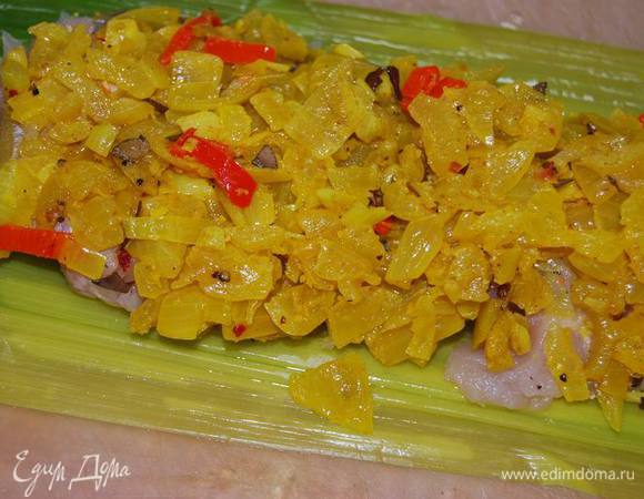 Сверху - рыбное филе с овощами.