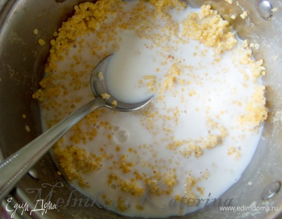 Воду слить. Добавить молоко с медом и варить на медленном огне также 10-15 минут с закрытой крышкой. 