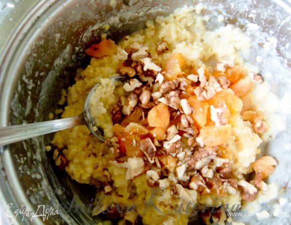Добавить масло, орехи, курагу, перемешать. 