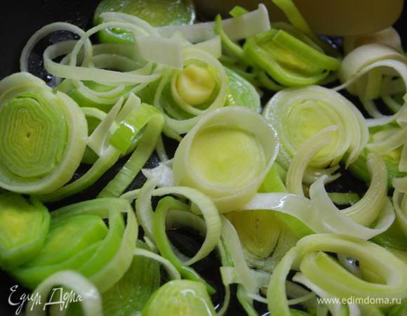 Пока запекается рыба,приготовим легенький гарнир (начинаем готовить минут за 10 до готовности рыбы). Нарежем тонкими кольцами белую часть лука-порея,обжарим на растительном масле 2-3 минуты.