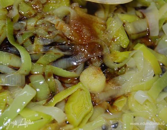 Добавим столовую ложку соевого соуса,сок от половины лимона,чайную ложку сахара и продолжим готовить еще 3-4 минуты.