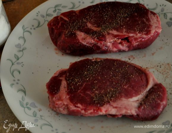 Выложить филе из хол-ка за 30мин.до готовки,обсушить со всех сторон бумаж.полотенцем.Посыпать солью 3/4ч.л и 1/2 ч.л черн.перца.