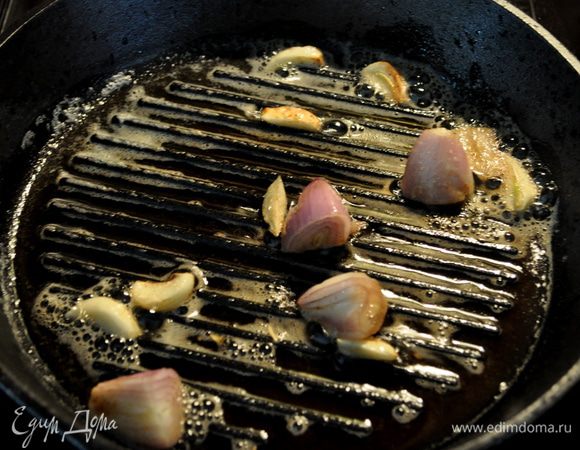 Разогреть духовку до 200гр.
Разогреть чугунную сковороду на средне-высоком огне примерно 3мин.
Добавить слив.масло,после как масло разойдется положить чеснок и лук шалот.Готовить примерно 10мин.