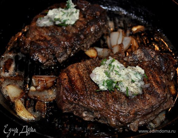 Выложить на блюдо готовый лук и чеснок,отставить в сторону.
Положить филе и готовить каждую сторону по 15мин.посолив 3/4 ч.л соли и 1/2 ч.л черн.перца.После добавить обратно в сковороду чеснок и лук шалот .Поставить в разогретую духовку сковороду примерно на 10мин.Или в зависимости какой вы больше любите стейк с кровью или чуть или совсем без.
Готовый стейк достаем из духовки.И даем ему отдохнуть 5мин.
Выкладываем на стейки готовое масло с зеленью и подаем с любимым гарниром.