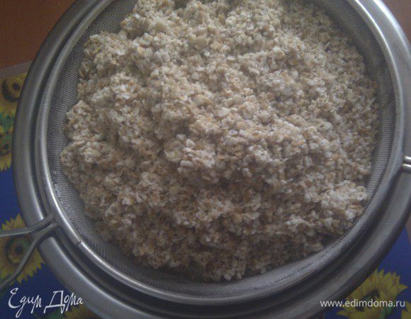 Можно подложить ещё марлю и отжать руками, но я просто отжала ложкой и дала стечь жидкости! Отжимки можно использовать в оладьи,печенье,запеканки и т.д.