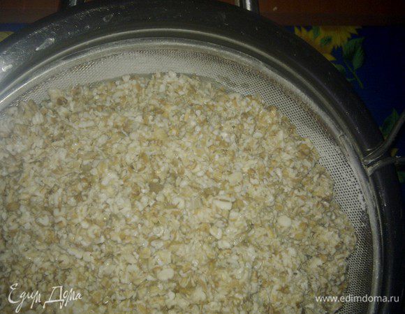 Остальную массу опрокидываем на сито. Сразу поставьте сито на кастрюлю с толстым дном - в ней и будем варить киселёк...