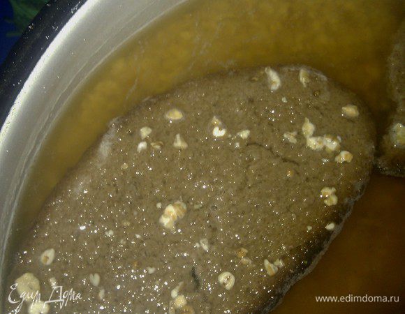 На следующий день видим, что верхняя жидкость потемнела. Сливаем примерно 0,5 литра осторожно, да и хлеб отдаём птицам! Если хотите питьевой кисель, то ничего не сливаем, а всё процеживаем.