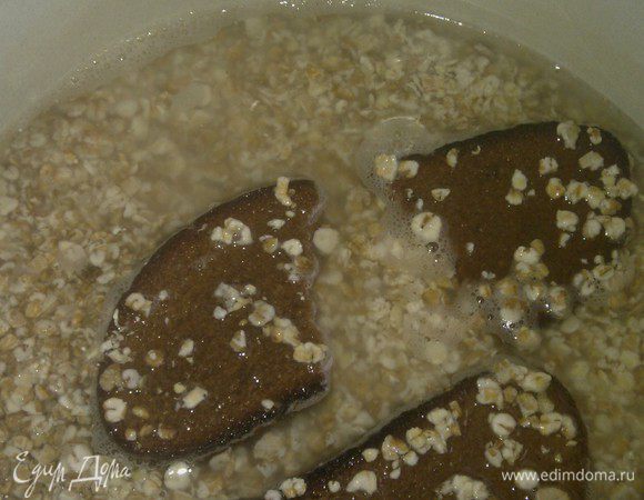 Сверху отправляем плавать наши кусочки хлеба. Обычно сюда идут сухие горбушки, которые остаются от обеда. Накрываем крышкой и забываем на сутки (или двое).