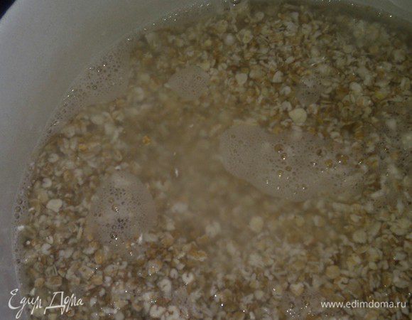 Берём большую кастрюлю и заливаем все хлопья водой (3-4 литра) комнатной температуры (у меня из фильтра).