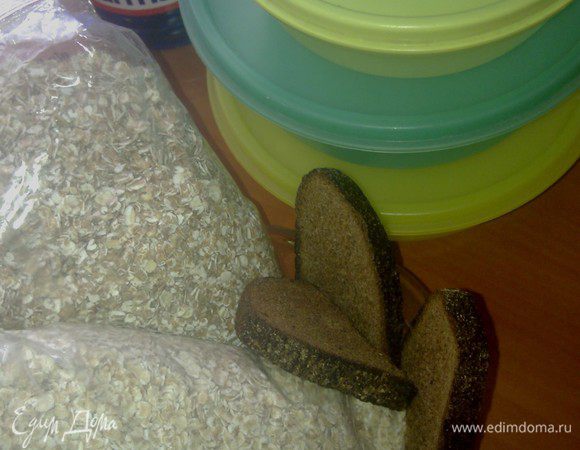 Для разнообразия я решила заменить половину классических овсяных хлопьев хлопьями 4-х зерновых.Если будете делать только овсяные-кисель получится светлее!