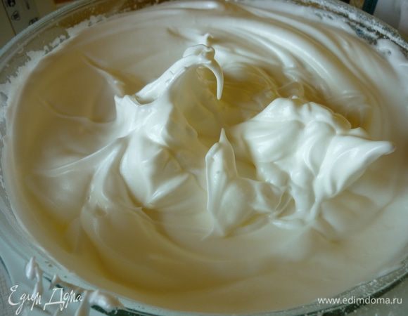 Охлаждённые белки начинать взбить на маленькой скорости,как только начнут пузыриться постепенно добавлять скорость до максимальной.Сахарную пудру добавлять по чайной ложке,как только перейдёте на максимальную скорость.Белки готовы когда поднимая венчик остаются пики.