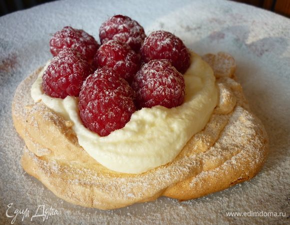 Собираем десерт:на одну штучку безе наносим сливки,кладём украшение из малины,посыпаем сахарной пудрой.Приятного аппетита!!! 