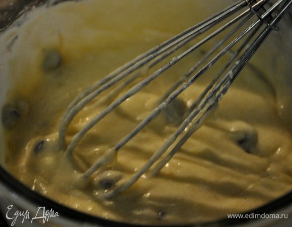 Разогреть духовку до 180гр.Смазать квадратную форму маслом или сбрызнуть спреем.
В небольшой чаше смешать муку, разрыхлитель,пищев.соду,соль.Перемешать.
Взбить масло на сред.скорости примерно 30сек.Добавить сахар, перемешать.Затем яйцо,перемешать. Банан спелый кусочками,тщательно перемешать ,чтоб масса была пюреобразной.Затем добавить мучную сух.смесь,перемешать хорошо.И шоколадные чипсы.Перемешать.